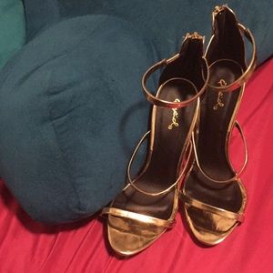 $10 SALE! Gold strappy zip heels